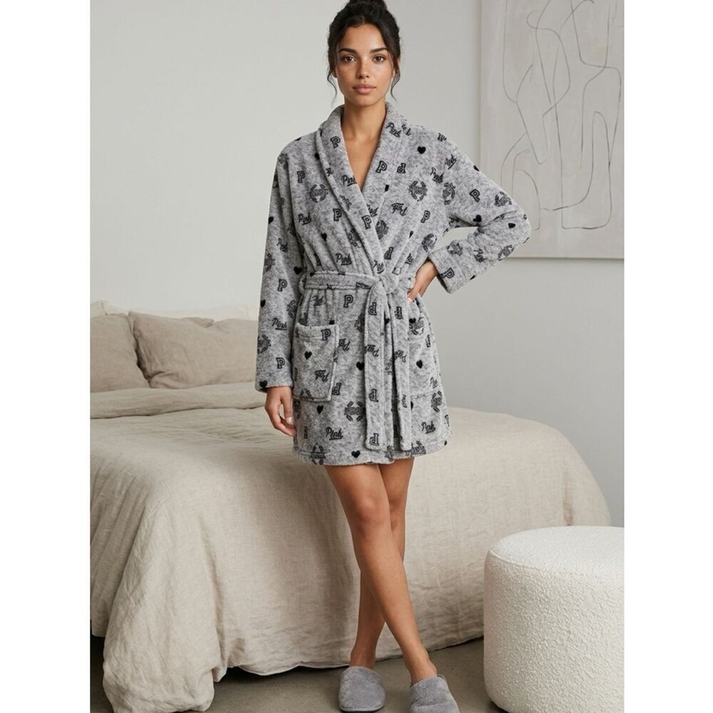 NWOT VS PINK Gray Women’s Teens Girls Bathrobe Fleece Logo - Size XS